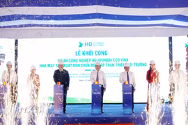 Nghi thức bấm nút khởi công dự án. (Ảnh: Lê Phước Ngọc/TTXVN)
