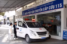 Xe cứu thương Trung tâm Cấp cứu và Vận chuyển 115, Bệnh viện Đa khoa Bắc Ninh số 1 sẵn sàng xuất phát sau khi tiếp nhận điều phối cấp cứu. (Ảnh: Đồng Thúy/TTXVN)