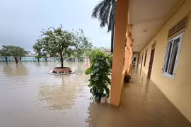 Phía trong phân hiệu Trường Tiểu học Hoàng Mai 1, nước đã ngập đến các hành lang. (Ảnh: Báo và Phát thanh, Truyền hình Nghệ An)
