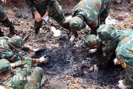 Cán bộ, chiến sỹ đội K 74 đẩy mạnh tiến độ tìm kiếm, quy tập hài cốt liệt sỹ tại công viên Lê Thị Riêng. (Ảnh: Xuân Khu/TTXVN)