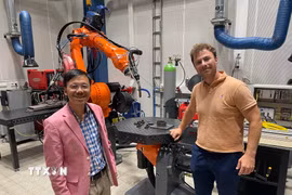 Phó Giáo sư Vũ Việt Hưng (trái) thăm không gian in 3D bằng robot. (Ảnh: TTXVN phát)