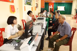 Điểm chuyển đổi số số 1 xã Gia Trấn, tỉnh Ninh Bình hỗ trợ nhân dân đến thực hiện các thủ tục hành chính. (Ảnh: Đức Phương/TTXVN)