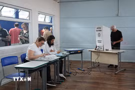 Cử tri bỏ phiếu bầu tổng thống tại điểm bầu cử ở Sao Paulo, Brazil, ngày 4/10/2026. (Ảnh: THX/TTXVN phát)