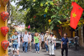 Du khách quốc tế tham quan phố cổ Hội An. (Ảnh: Quốc Dũng/TTXVN)
