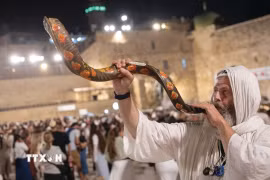 Nghi thức trung tâm trong Rosh Hashanah là việc thổi shofar-tù và làm từ sừng cừu đực, vào mỗi buổi sáng (trừ ngày Sabbath). (Ảnh tư liệu: TTXVN phát)