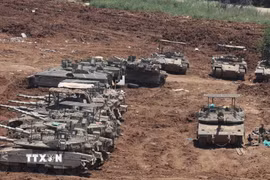 Xe quân sự Israel được triển khai gần khu vực biên giới với Liban, ngày 11/5/2026. (Ảnh: THX/TTXVN phát)