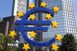 Biểu tượng đồng euro ở phía trước trụ sở Ngân hàng trung ương châu Âu (ECB) tại Frankfurt am Main, Đức. (Ảnh: AFP/TTXVN)