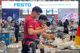 Nhiều thí sinh Việt Nam đã đạt mức điểm tiệm cận 700 (mức đoạt Huy chương Kỹ năng nghề xuất sắc) tại kỳ thi Kỹ năng nghề thế giới lần thứ 48 diễn ra ở Thượng Hải, Trung Quốc. (Ảnh: Diệu Thúy/TTXVN)