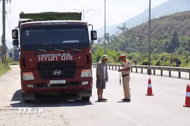 Lực lượng Cảnh sát giao thông thành phố Huế tăng cường kiểm tra phương tiện chở hàng quá khổ, quá tải trên Quốc lộ 1A. (Ảnh: Mai Trang/TTXVN)