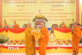 Hòa thượng Thích Thiện Thống (trái), Phó Chủ tịch Hội đồng Trị sự Giáo hội Phật giáo Việt Nam, Trưởng Ban Trị sự Giáo hội Phật giáo Việt Nam tỉnh An Giang, trao y cà sa cho Trưởng lão Hòa thượng Chau Ty, Phó Pháp chủ Hội đồng Chứng minh Giáo hội Phật giáo Việt Nam, Chứng minh Ban Trị sự Giáo hội Phật giáo Việt Nam tỉnh An Giang, trụ trì chùa Soài So Tôm Nóp, tại xã Tri Tôn. (Ảnh: Công Mạo/TTXVN)