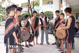 Nghệ nhân Ưu tú Đinh Thanh Sơn truyền dạy cách đánh chiêng cho các học sinh là thành viên câu lạc bộ văn hóa dân gian Trường Phổ thông dân tộc bán trú Tiểu học và Trung học cơ sở Đinh Thanh Kháng. (Ảnh: Đinh Hương/TTXVN)
