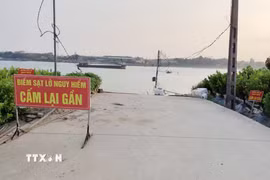 Cảnh báo nguy hiểm được xã Mễ Sở đặt ngay khu vực sạt lở. (Ảnh Mạnh Khánh/TTXVN)