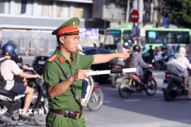 Lực lượng công an phường làm nhiệm vụ điều tiết, phân luồng giao thông. (Ảnh minh họa: Phạm Kiên/TTXVN)