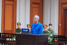 Bị cáo Dương Văn Toàn nghe Tòa án nhân dân thành phố Quảng Ninh tuyên phạt 19 năm tù về tội “Lừa đảo chiếm đoạt tài sản” sau 17 năm lẩn trốn lệnh truy nã. (Ảnh: Thanh Vân/TTXVN)