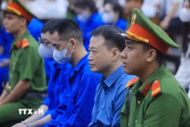 Bị cáo Nguyễn Hòa Bình (tức "Shark" Bình) tại phiên xét xử sáng 27/10. (Ảnh: Phạm Kiên/TTXVN)