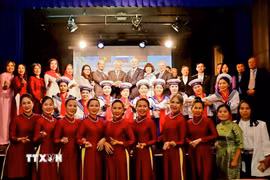 Chị em hội phụ nữ Việt Nam tại Hội phụ nữ Việt Nam tại Hungary chụp ảnh lưu niệm cùng các đại biểu. (Ảnh: TTXVN phát)