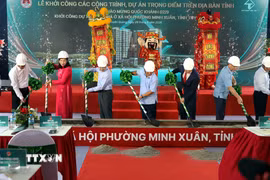 Các đại biểu thực hiện nghi thức động thổ dự án Khu nhà ở xã hội phường Minh Xuân, tỉnh Tuyên Quang. (Ảnh: Quang Cường/TTXVN)