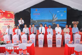 Lãnh đạo Tỉnh ủy, Ủy ban Nhân dân tỉnh Cà Mau và lãnh đạo, nguyên lãnh đạo Trung ương cùng nhấn nút khởi công dự án. (Ảnh: Chanh Đa/TTXVN)