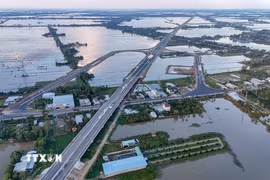 Cao tốc Cần Thơ-Cà Mau đoạn qua xã Vị Thủy, thành phố Cần Thơ. (Ảnh: Thanh Liêm/TTXVN)
