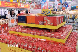 Khu bày bán sản phẩm bánh Trung Thu tại siêu thị. (Ảnh: Trần Việt/TTXVN)