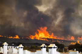 Lửa cháy rừng bùng phát dữ dội tại Los Gallardos, Almeria, Tây Ban Nha ngày 10/7/2026. (Ảnh: Anadolu Agency/TTXVN phát)