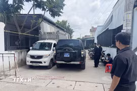 Lực lượng chức năng thành phố Đồng Nai thực hiện phong tỏa hiện trường, lấy lời khai và điều tra nguyên nhân vụ án mạng. (Ảnh: Lê Xuân/TTXVN)