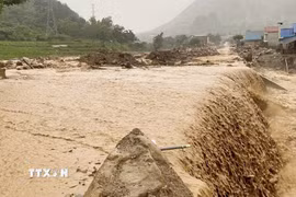 Sạt lở trên Quốc lộ 32, đoạn qua bản Chít, xã Mường Than, khiến các phương tiện không thể lưu thông. (Ảnh: TTXVN phát)