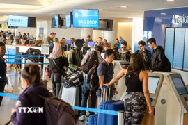 Hành khách tại sân bay quốc tế Los Angeles, Mỹ. (Ảnh: THX/TTXVN phát)