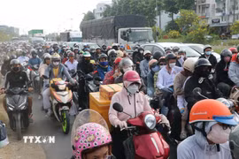 Quốc lộ 1 đoạn qua tỉnh Tây Ninh thường xuyên chịu áp lực giao thông vào các dịp lễ, Tết, khi lượng phương tiện qua tuyến tăng mạnh. (Ảnh: Bùi Giang/TTXVN)