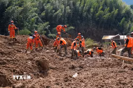 Lực lượng cứu hộ tìm kiếm nạn nhân tại khu vực sạt lở sau mưa lớn ở huyện Toại Xuyên, tỉnh Giang Tây, Trung Quốc ngày 6/9/2026. (Ảnh: THX/TTXVN phát)