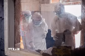 Nhân viên y tế kiểm tra sức khỏe cho bệnh nhân Ebola tại trung tâm điều trị ở Beni, tỉnh Bắc Kivu, Cộng hòa Dân chủ Congo. (Ảnh: THX/TTXVN phát)