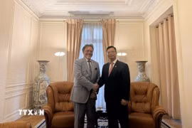 Ông Guy Bonassi, Phó Chủ tịch cấp cao Tập đoàn Thales phụ trách khu vực châu Á và Mỹ Latinh, trong cuộc làm việc mới đây với Đại sứ Việt Nam tại Pháp Trịnh Đức Hải. (Ảnh: TTXVN phát)