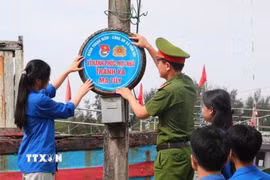 Lực lượng Công an và thanh niên xã Quỳnh Phú (Nghệ An) triển khai lắp đặt panô, ápphích tuyên truyền phòng chống ma túy tại các thôn, xóm. (Ảnh: Trọng Đức/TTXVN)