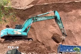 Các phương tiện, máy móc được huy động để tập trung thi công dự án xử lý chống sạt lở trước mùa mưa bão. (Ảnh: Tá Chuyên/TTXVN)