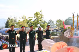 Lãnh đạo Bộ Chỉ huy quân sự tỉnh Khánh Hòa và xã Diên Khánh dành phút mặc niệm, tri ân các Anh hùng liệt sỹ. (Ảnh: Đặng Tuấn/TTXVN)