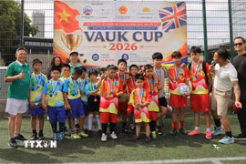 Ban Tổ chức VAUK Cup 2026 cùng các cầu thủ nhí ghi lại khoảnh khắc kỷ niệm rạng rỡ bên nhau. (Ảnh: TTXVN phát)
