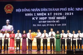 Lãnh đạo thành phố Bắc Ninh tặng hoa chúc mừng ông Đào Thanh Trường được bầu giữ chức Phó Chủ tịch Ủy ban Nhân dân thành phố. (Ảnh: Thanh Thương/TTXVN)