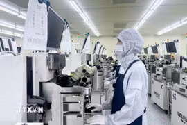 Công nhân làm việc tại Công ty Hana Micron Vina. (Ảnh: Đồng Thúy/TTXVN)