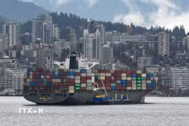Tàu chở hàng cập cảng ở British Columbia, Canada. (Ảnh: THX/TTXVN phát)