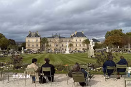 Du khách ngồi thư giãn trong Vườn hoa Luxembourg ở thủ đô Paris. (Ảnh: Hữu Chiến/PV TTXVN)