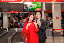 Cô dâu, chú rể cùng gia đình và phi hành đoàn lưu lại khoảnh khắc đặc biệt, khép lại hành trình đưa dâu trên không bằng những nụ cười và lời chúc hạnh phúc.