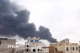 Khói bốc lên từ địa điểm ở Sanaa, Yemen sau cuộc không kích của Israel, ngày 6/5/2025. (Ảnh: THX/TTXVN)