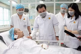 Bí thư Thành ủy Hà Nội Trần Đức Thắng cùng đoàn công tác thăm hỏi, động viên các nạn nhân bị thương trong vụ cháy tại phường Tây Hồ. (Ảnh: Hùng Mạnh/TTXVN)