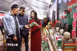 Khách tham quan, mua sắm tại các gian hàng Hội chợ Thương mại Quốc tế Việt-Trung (Tuyên Quang 2025). (Ảnh: Đức Thọ/TTXVN)