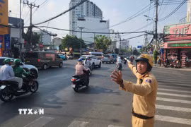 Lực lượng cảnh sát giao thông tham gia điều tiết giao thông trên đường Nguyễn Xí, phường Bình Lợi Trung chiều 29/4. (Ảnh: Thanh Vũ/TTXVN)