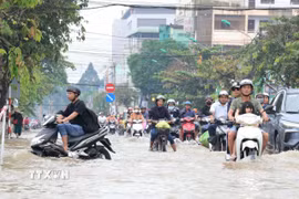Triều cường gây ngập sâu khiến việc di chuyển của người dân rất khó khăn. (Ảnh minh họa: TTXVN phát)