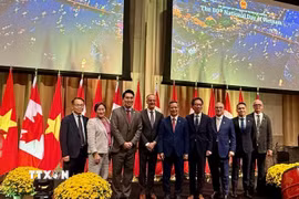 Đại sứ Việt Nam tại Canada Phạm Vinh Quang chụp ảnh lưu niệm cùng các quan chức chính quyền và nghị sĩ của Canada tại Lễ kỷ niệm 80 năm Ngày Quốc khánh (2/9/1945 - 2/9/2025) tổ chức ở Ottawa. (Ảnh: Thanh Hải/TTXVN)