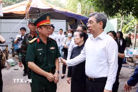 Ông Nguyễn Phước Lộc (phải), Phó Bí thư Thành ủy, Chủ tịch Ủy ban Mặt trận Tổ quốc Việt Nam Thành phố Hồ Chí Minh, động viên các lực lượng làm nhiệm vụ tìm kiếm, quy tập hài cốt liệt sỹ tại công viên Lê Thị Riêng. (Ảnh: Xuân Khu/TTXVN)