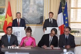 Tổng Bí thư, Chủ tịch nước Tô Lâm và Tổng thống Pháp Emmanuel Macron chứng kiến Chủ tịch Hội đồng quản trị Công ty Cổ phần Hàng không VietjetAir Nguyễn Thị Phương Thảo cùng Tổng Giám đốc Đinh Việt Phương và Tổng giám đốc tập đoàn Safran Oliver Andriès cùng Tổng Giám đốc CFM International Gael Méheust ký kết Hợp đồng cung cấp động cơ và dịch vụ bảo dưỡng động cơ cho 200 máy bay thân hẹp (Pháp, 7/10/2024). (Ảnh: Trí Dũng/TTXVN)