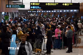 Hành khách chờ đợi tại sân bay quốc tế Soekarno-Hatta ở tỉnh Banten, Indonesia khi sân bay này phải dừng hoạt động do do tro bụi núi lửa, ngày 6/9/2026. (Ảnh: THX/TTXVN phát)